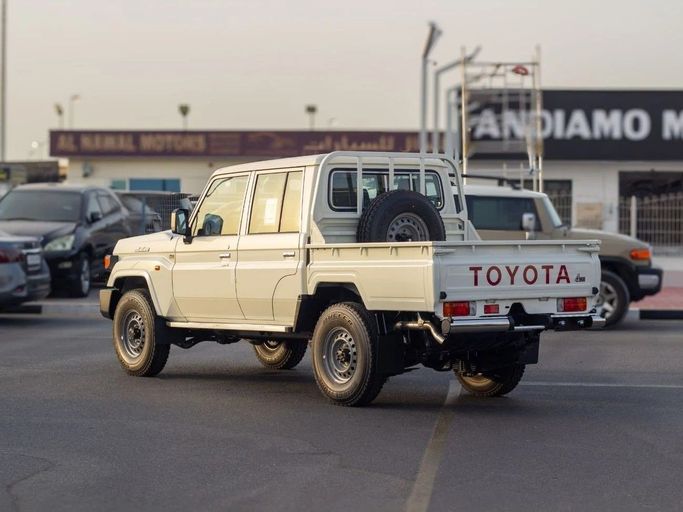 Новый Toyota Land Cruiser 70 Series Рестайлинг 2, 4.2 л, 2025 в Дубае от Al Rawnaq Motors  Белый цвет. GCC | AUTO.AE