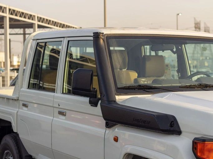 Новый Toyota Land Cruiser 70 Series Рестайлинг 2, 4.2 л, 2025 в Дубае от Al Rawnaq Motors  Белый цвет. GCC | AUTO.AE