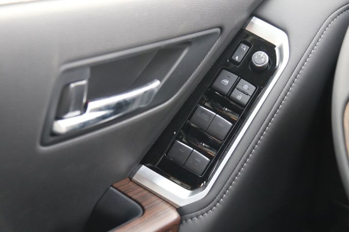 Новый Toyota Land Cruiser 300 Series, 4.0 л, 2024 в Дубае от Atlantic Motors FZCO Черный цвет.  | AUTO.AE