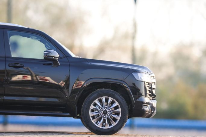 Новый Toyota Land Cruiser 300 Series, 4.0 л, 2024 в Дубае от Atlantic Motors FZCO Черный цвет.  | AUTO.AE