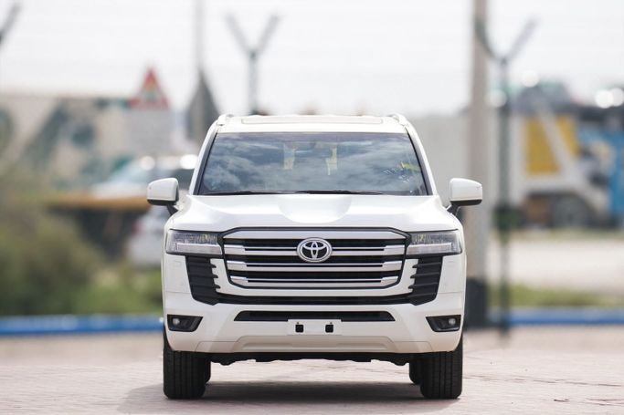 Новый Toyota Land Cruiser 300 Series, 4.0 л, 2024 в Дубае от Atlantic Motors FZCO Белый цвет.  | AUTO.AE