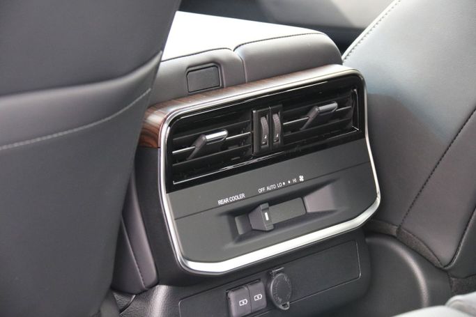 Новый Toyota Land Cruiser 300 Series, 4.0 л, 2024 в Дубае от Atlantic Motors FZCO Белый цвет.  | AUTO.AE