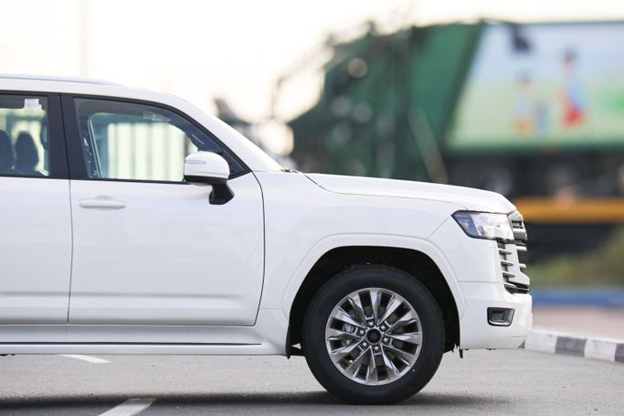 Новый Toyota Land Cruiser 300 Series, 4.0 л, 2024 в Дубае от Atlantic Motors FZCO Белый цвет.  | AUTO.AE