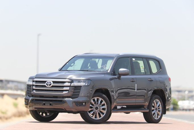 Новый Toyota Land Cruiser 300 Series, 4.0 л, 2024 в Дубае от Atlantic Motors FZCO Серый цвет.  | AUTO.AE