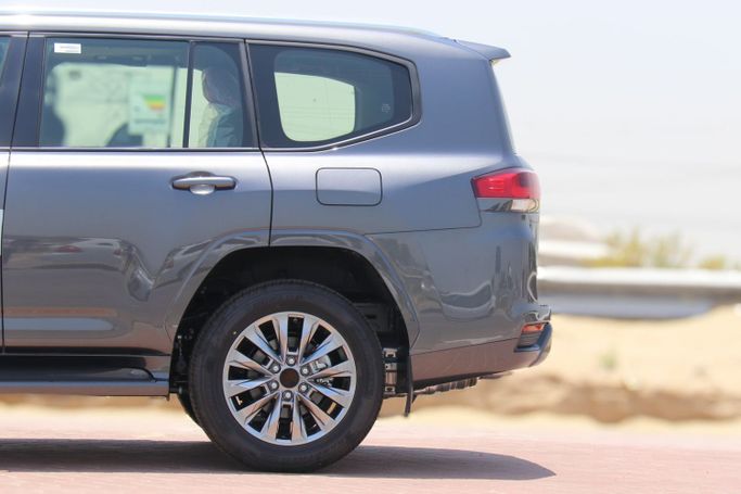 Новый Toyota Land Cruiser 300 Series, 4.0 л, 2024 в Дубае от Atlantic Motors FZCO Серый цвет.  | AUTO.AE