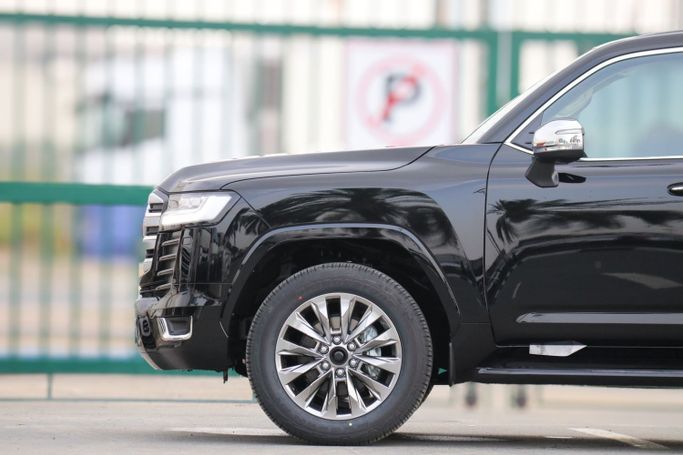 Новый Toyota Land Cruiser 300 Series, 4.0 л, 2024 в Дубае от Atlantic Motors FZCO Черный цвет.  | AUTO.AE