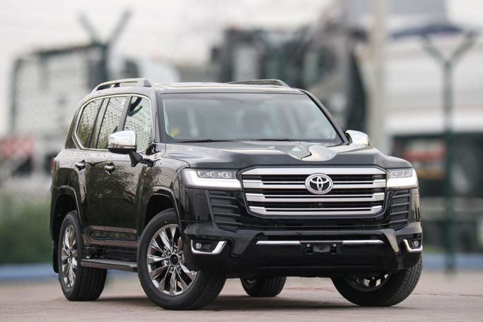 Новый Toyota Land Cruiser 300 Series, 4.0 л, 2024 в Дубае от Atlantic Motors FZCO Черный цвет.  | AUTO.AE