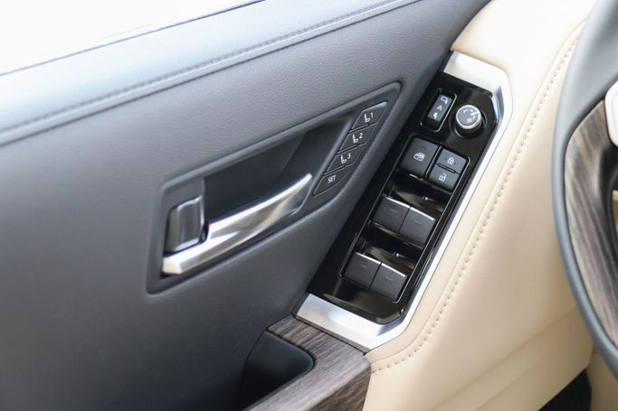 Новый Toyota Land Cruiser 300 Series, 4.0 л, 2024 в Дубае от Atlantic Motors FZCO Черный цвет.  | AUTO.AE