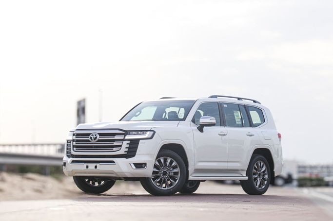 Новый Toyota Land Cruiser 300 Series, 4.0 л, 2024 в Дубае от Atlantic Motors FZCO Белый цвет.  | AUTO.AE