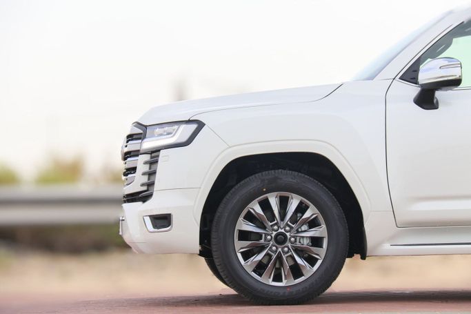 Новый Toyota Land Cruiser 300 Series, 4.0 л, 2024 в Дубае от Atlantic Motors FZCO Белый цвет.  | AUTO.AE