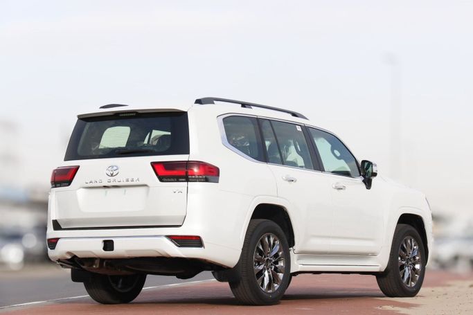 Новый Toyota Land Cruiser 300 Series, 4.0 л, 2024 в Дубае от Atlantic Motors FZCO Белый цвет.  | AUTO.AE