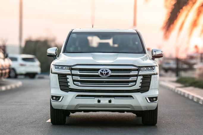 Новый Toyota Land Cruiser 300 Series, 4.0 л, 2024 в Дубае от Atlantic Motors FZCO Белый цвет.  | AUTO.AE