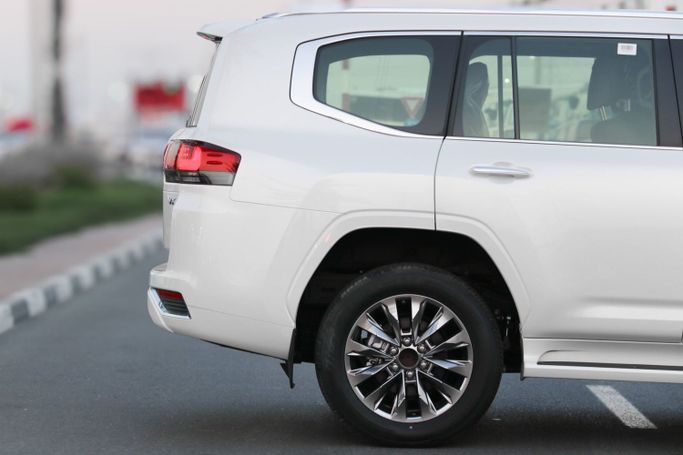 Новый Toyota Land Cruiser 300 Series, 4.0 л, 2024 в Дубае от Atlantic Motors FZCO Белый цвет.  | AUTO.AE