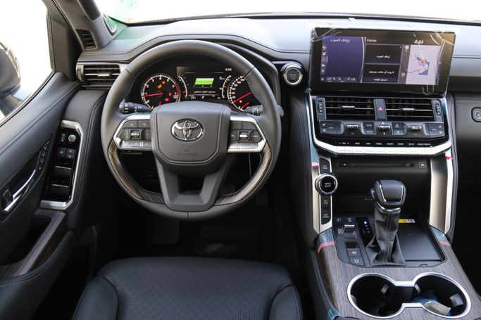 Новый Toyota Land Cruiser 300 Series, 4.0 л, 2024 в Дубае от Atlantic Motors FZCO Белый цвет.  | AUTO.AE