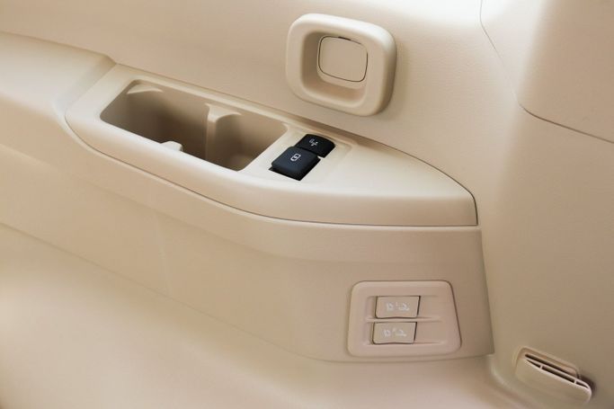 Новый Toyota Land Cruiser 300 Series, 3.4 л, 2024 в Дубае от Atlantic Motors FZCO Белый цвет.  | AUTO.AE