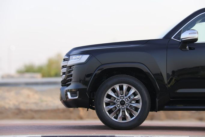 Новый Toyota Land Cruiser 300 Series, 3.4 л, 2024 в Дубае от Atlantic Motors FZCO Черный цвет.  | AUTO.AE