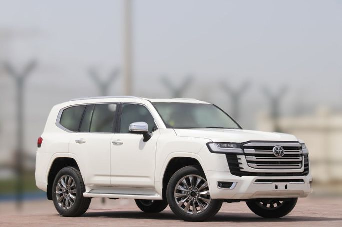 Новый Toyota Land Cruiser 300 Series, 3.4 л, 2024 в Дубае от Atlantic Motors FZCO Белый цвет.  | AUTO.AE