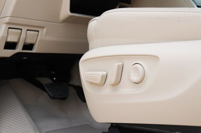 Новый Toyota Land Cruiser 300 Series, 3.4 л, 2024 в Дубае от Atlantic Motors FZCO Белый цвет.  | AUTO.AE