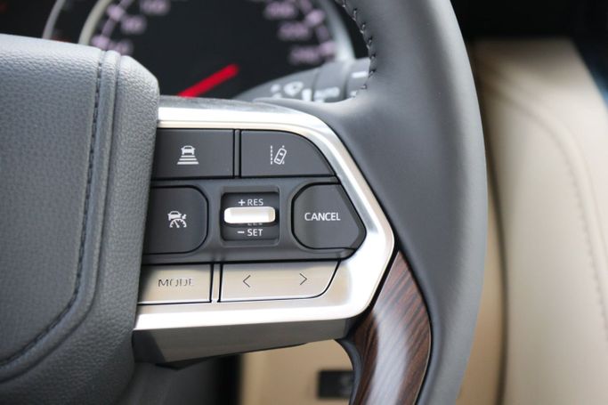 Новый Toyota Land Cruiser 300 Series, 3.4 л, 2024 в Дубае от Atlantic Motors FZCO Белый цвет.  | AUTO.AE