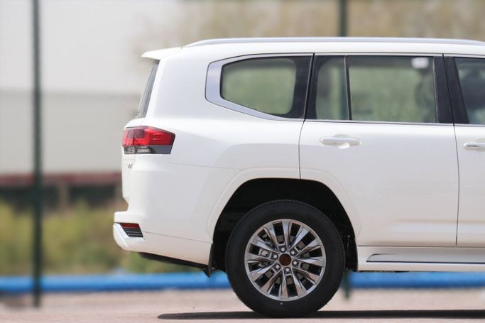 Новый Toyota Land Cruiser 300 Series, 3.4 л, 2024 в Дубае от Atlantic Motors FZCO Белый цвет.  | AUTO.AE