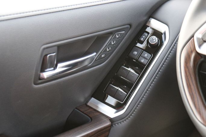 Новый Toyota Land Cruiser 300 Series, 3.4 л, 2024 в Дубае от Atlantic Motors FZCO Белый цвет.  | AUTO.AE