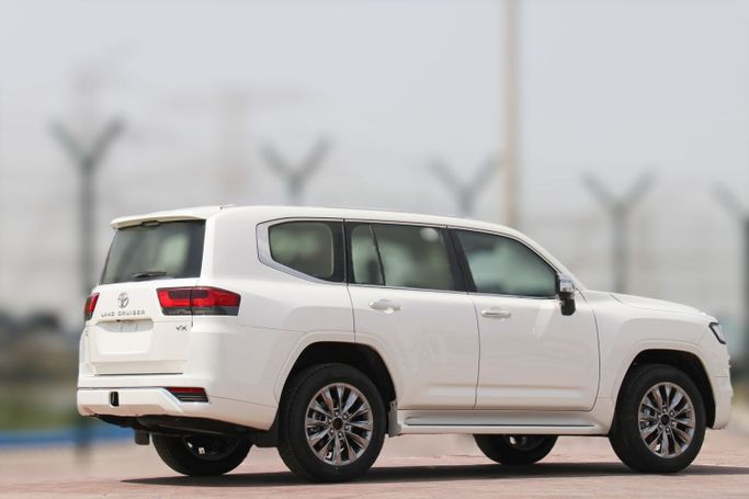 Новый Toyota Land Cruiser 300 Series, 3.4 л, 2024 в Дубае от Atlantic Motors FZCO Белый цвет.  | AUTO.AE