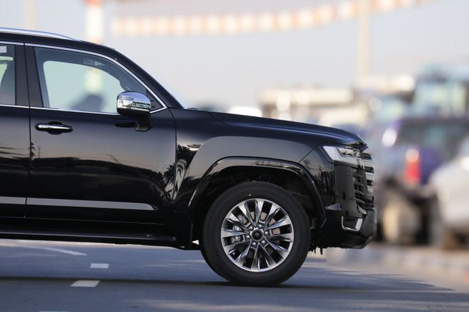 Новый Toyota Land Cruiser 300 Series, 3.4 л, 2024 в Дубае от Atlantic Motors FZCO Черный цвет.  | AUTO.AE