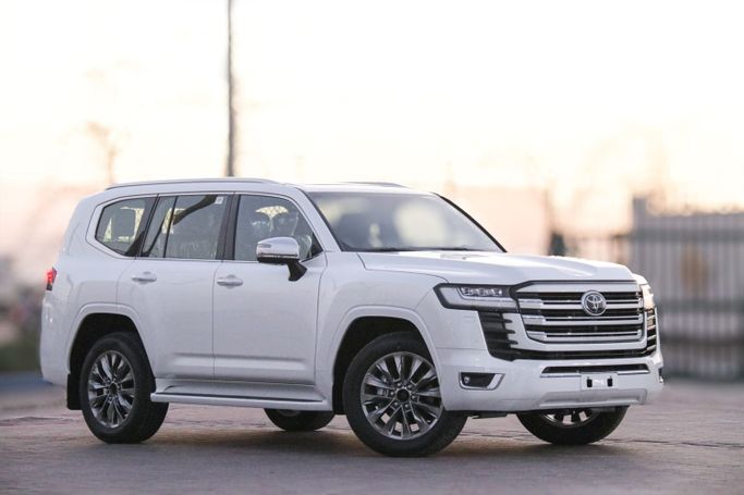 Новый Toyota Land Cruiser 300 Series, 3.4 л, 2024 в Дубае от Atlantic Motors FZCO Белый цвет.  | AUTO.AE