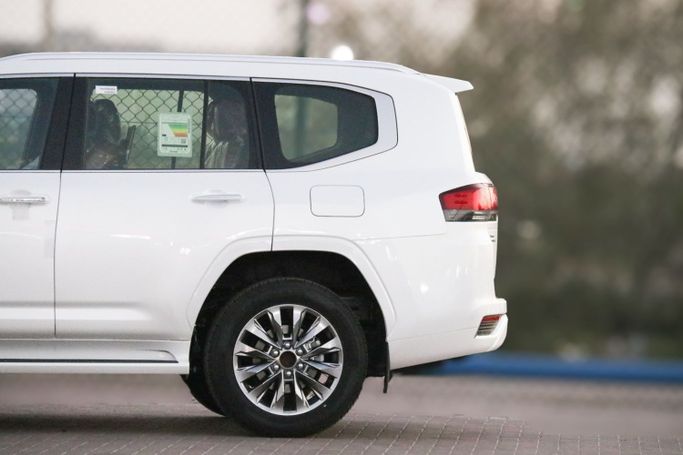 Новый Toyota Land Cruiser 300 Series, 3.4 л, 2024 в Дубае от Atlantic Motors FZCO Белый цвет.  | AUTO.AE