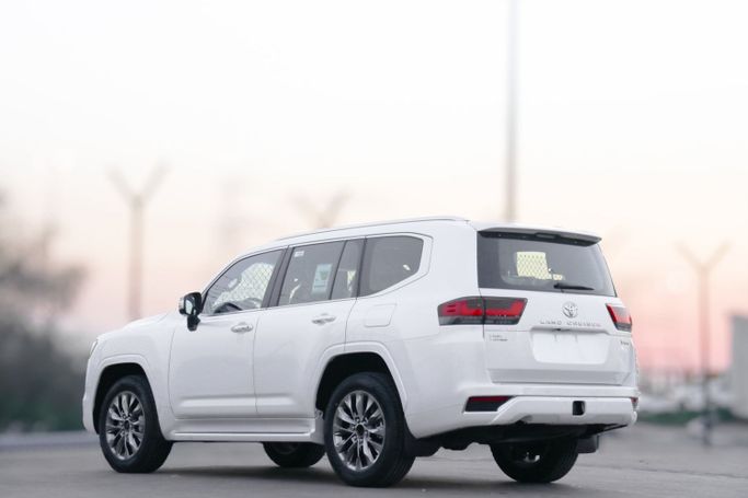 Новый Toyota Land Cruiser 300 Series, 3.4 л, 2024 в Дубае от Atlantic Motors FZCO Белый цвет.  | AUTO.AE