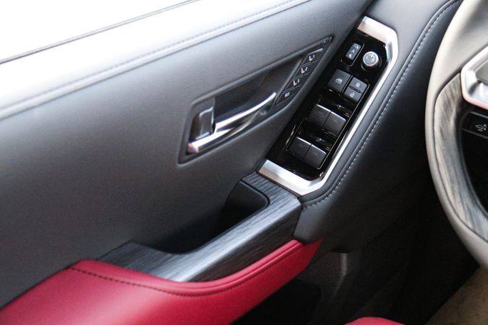 Новый Toyota Land Cruiser 300 Series, 3.4 л, 2024 в Дубае от Atlantic Motors FZCO Белый цвет.  | AUTO.AE