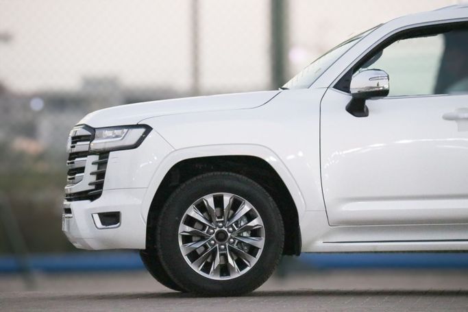 Новый Toyota Land Cruiser 300 Series, 3.4 л, 2024 в Дубае от Atlantic Motors FZCO Белый цвет.  | AUTO.AE