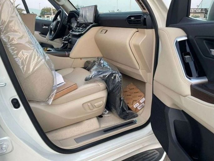 جديدة Toyota Land Cruiser السلسلة 300, 3.4 l, 2022 في في دبي من AYT Motors، اللون أبيض. المواصفات الأوروبية | AUTO.AE
