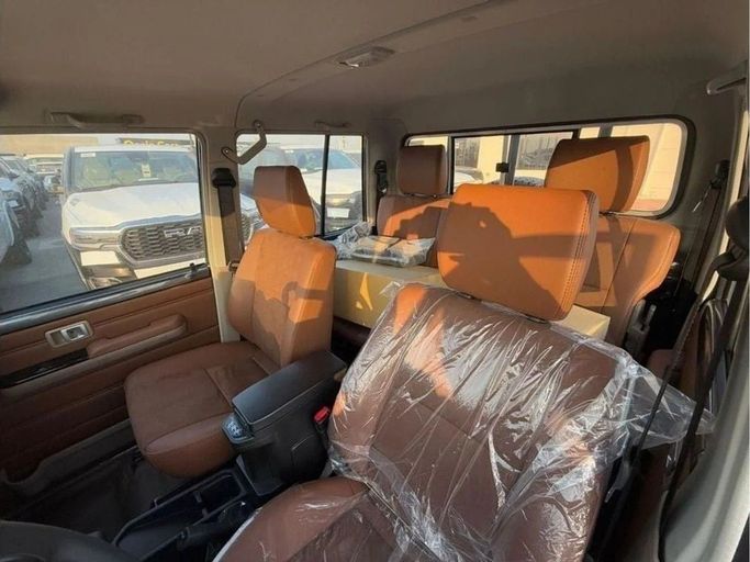 Новый Toyota Land Cruiser 70 Series Рестайлинг 2, 4.0 л, 2025 в Дубае от Al Rawnaq Motors  Серый цвет. GCC | AUTO.AE