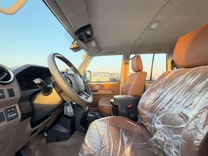 Новый Toyota Land Cruiser 70 Series Рестайлинг 2, 4.0 л, 2025 в Дубае от Al Rawnaq Motors  Серый цвет. GCC | AUTO.AE