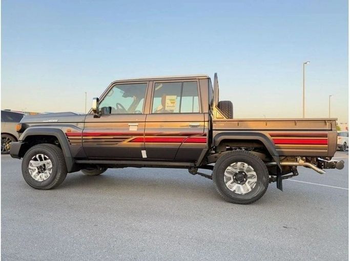 Новый Toyota Land Cruiser 70 Series Рестайлинг 2, 4.0 л, 2025 в Дубае от Al Rawnaq Motors  Серый цвет. GCC | AUTO.AE