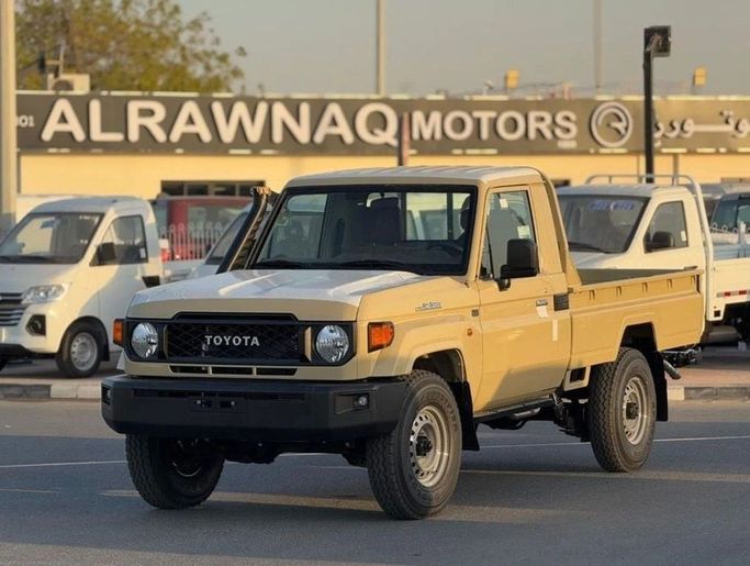 Новый Toyota Land Cruiser 70 Series Рестайлинг 2, 4.0 л, 2025 в Дубае от Al Rawnaq Motors  Бежевый цвет. GCC | AUTO.AE