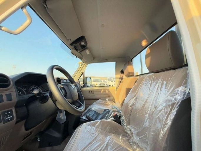 Новый Toyota Land Cruiser 70 Series Рестайлинг 2, 4.0 л, 2025 в Дубае от Al Rawnaq Motors  Бежевый цвет. GCC | AUTO.AE