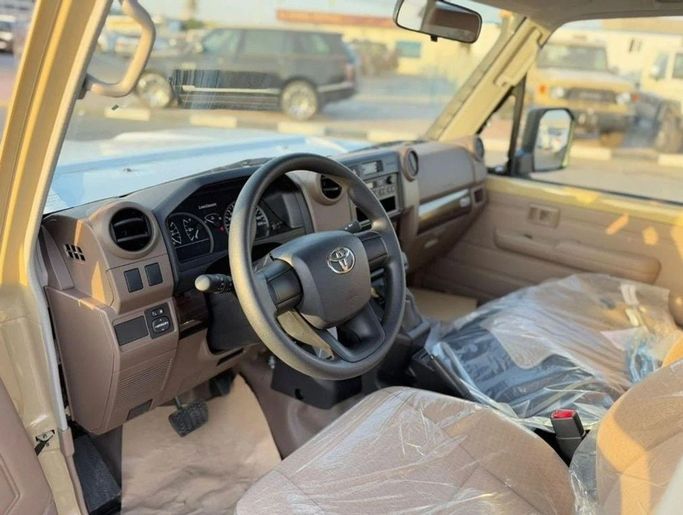 Новый Toyota Land Cruiser 70 Series Рестайлинг 2, 4.0 л, 2025 в Дубае от Al Rawnaq Motors  Бежевый цвет. GCC | AUTO.AE