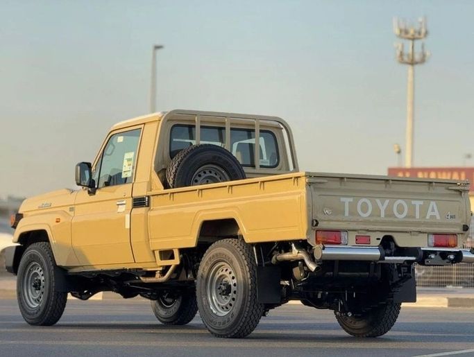 Новый Toyota Land Cruiser 70 Series Рестайлинг 2, 4.0 л, 2025 в Дубае от Al Rawnaq Motors  Бежевый цвет. GCC | AUTO.AE