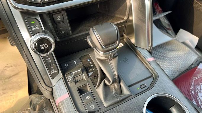 Новый Toyota Land Cruiser 300 Series, 3.3 л, 2025 в Дубае от Al Rawnaq Motors  Белый цвет. GCC | AUTO.AE