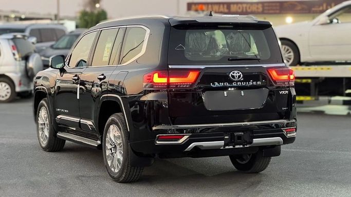 Новый Toyota Land Cruiser 300 Series, 3.4 л, 2025 в Дубае от Al Rawnaq Motors  Черный цвет. GCC | AUTO.AE