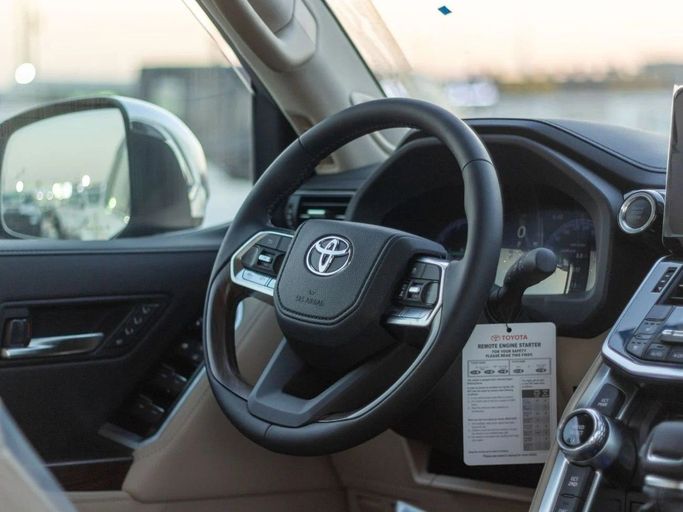 Новый Toyota Land Cruiser 300 Series, 4.0 л, 2025 в Дубае от Al Rawnaq Motors  Белый цвет. GCC | AUTO.AE