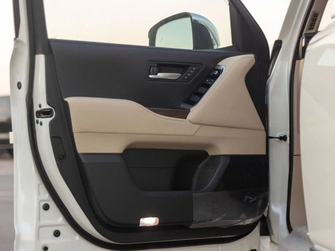 Новый Toyota Land Cruiser 300 Series, 4.0 л, 2025 в Дубае от Al Rawnaq Motors  Белый цвет. GCC | AUTO.AE