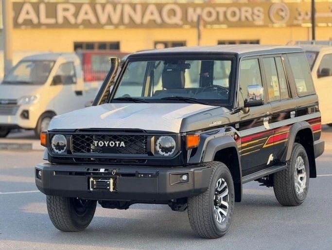 Новый Toyota Land Cruiser 70 Series Рестайлинг 2, 4.0 л, 2025 в Дубае от Al Rawnaq Motors  Черный цвет. GCC | AUTO.AE