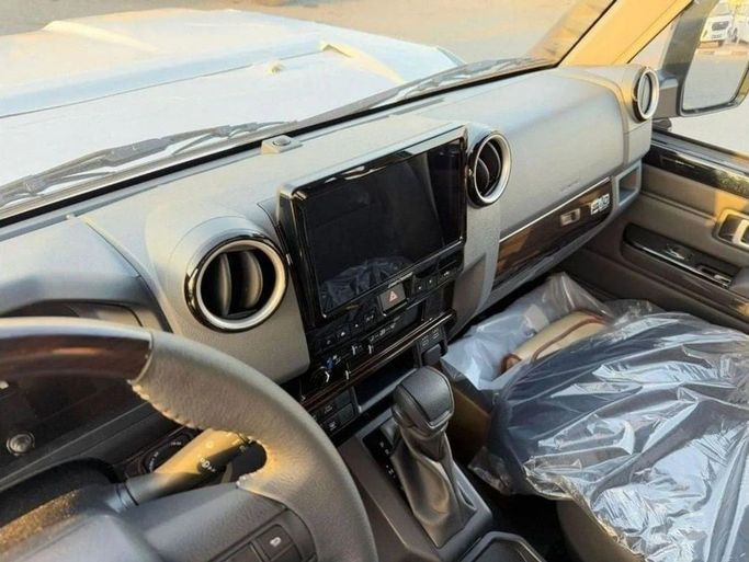 Новый Toyota Land Cruiser 70 Series Рестайлинг 2, 4.0 л, 2025 в Дубае от Al Rawnaq Motors  Черный цвет. GCC | AUTO.AE