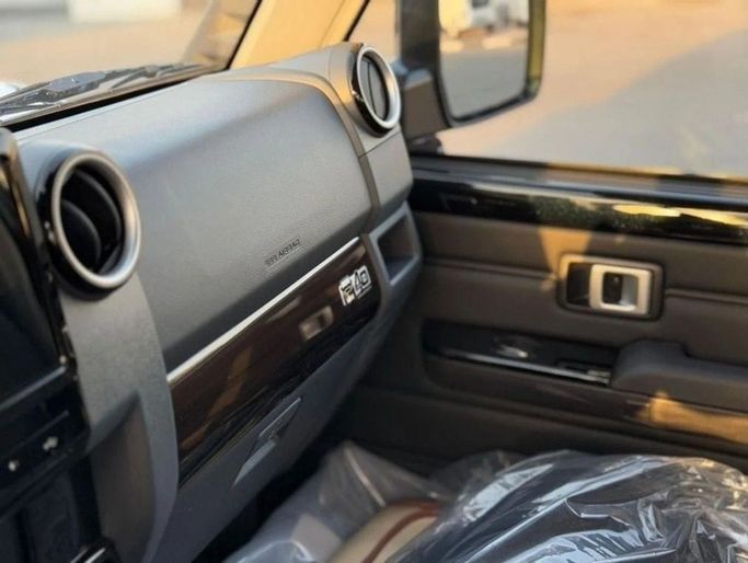 Новый Toyota Land Cruiser 70 Series Рестайлинг 2, 4.0 л, 2025 в Дубае от Al Rawnaq Motors  Черный цвет. GCC | AUTO.AE