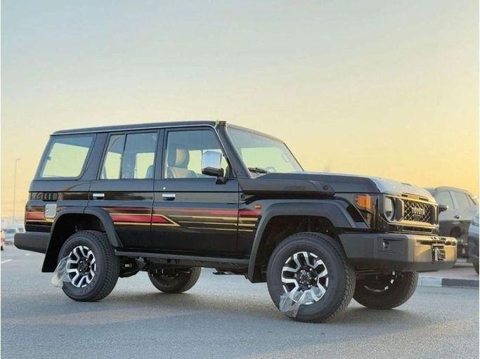 Новый Toyota Land Cruiser 70 Series Рестайлинг 2, 4.0 л, 2025 в Дубае от Al Rawnaq Motors  Черный цвет. GCC | AUTO.AE