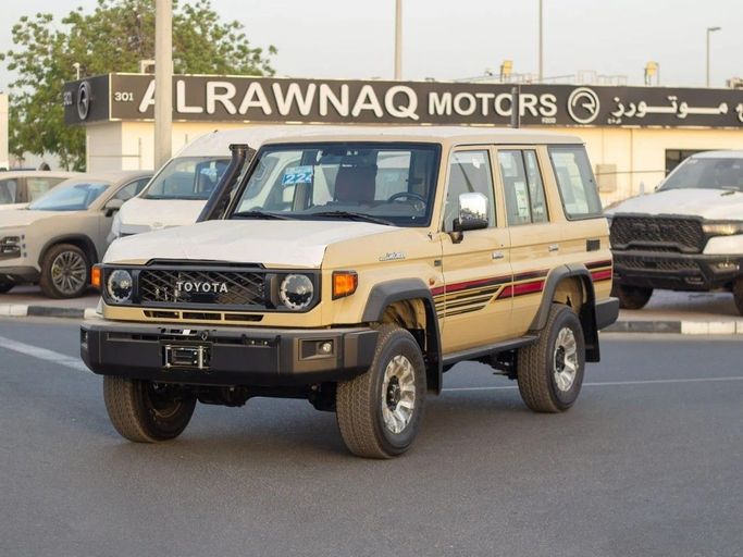 Новый Toyota Land Cruiser 70 Series Рестайлинг 2, 4.0 л, 2025 в Дубае от Al Rawnaq Motors  Бежевый цвет. GCC | AUTO.AE