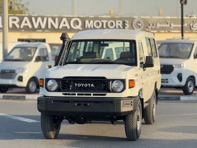 Новый Toyota Land Cruiser 70 Series Рестайлинг 2, 4.0 л, 2025 в Дубае от Al Rawnaq Motors  Белый цвет. GCC | AUTO.AE
